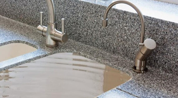 como-desentupir-a-pia-com-agua-quente